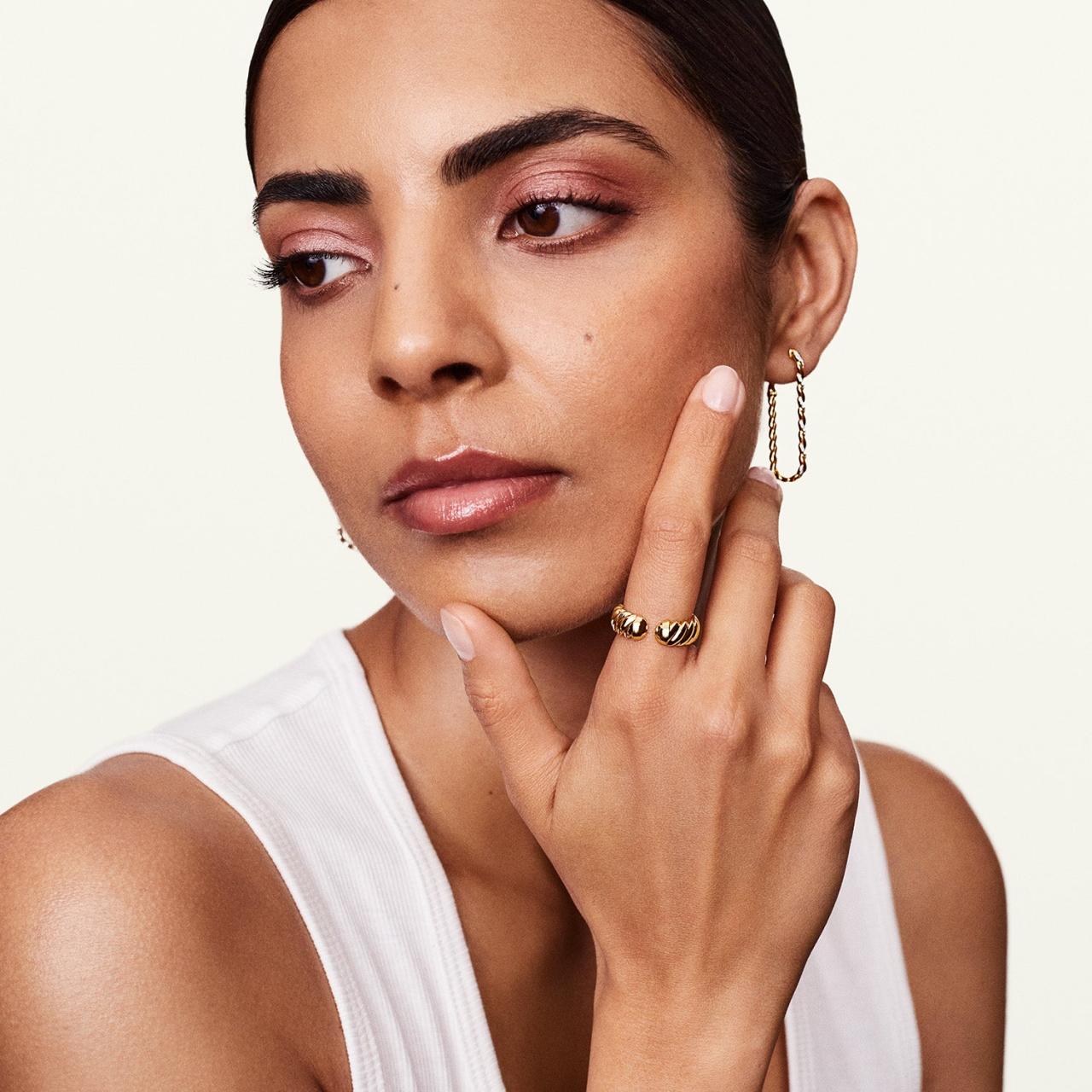 Minimalist jewelry trends for 2026