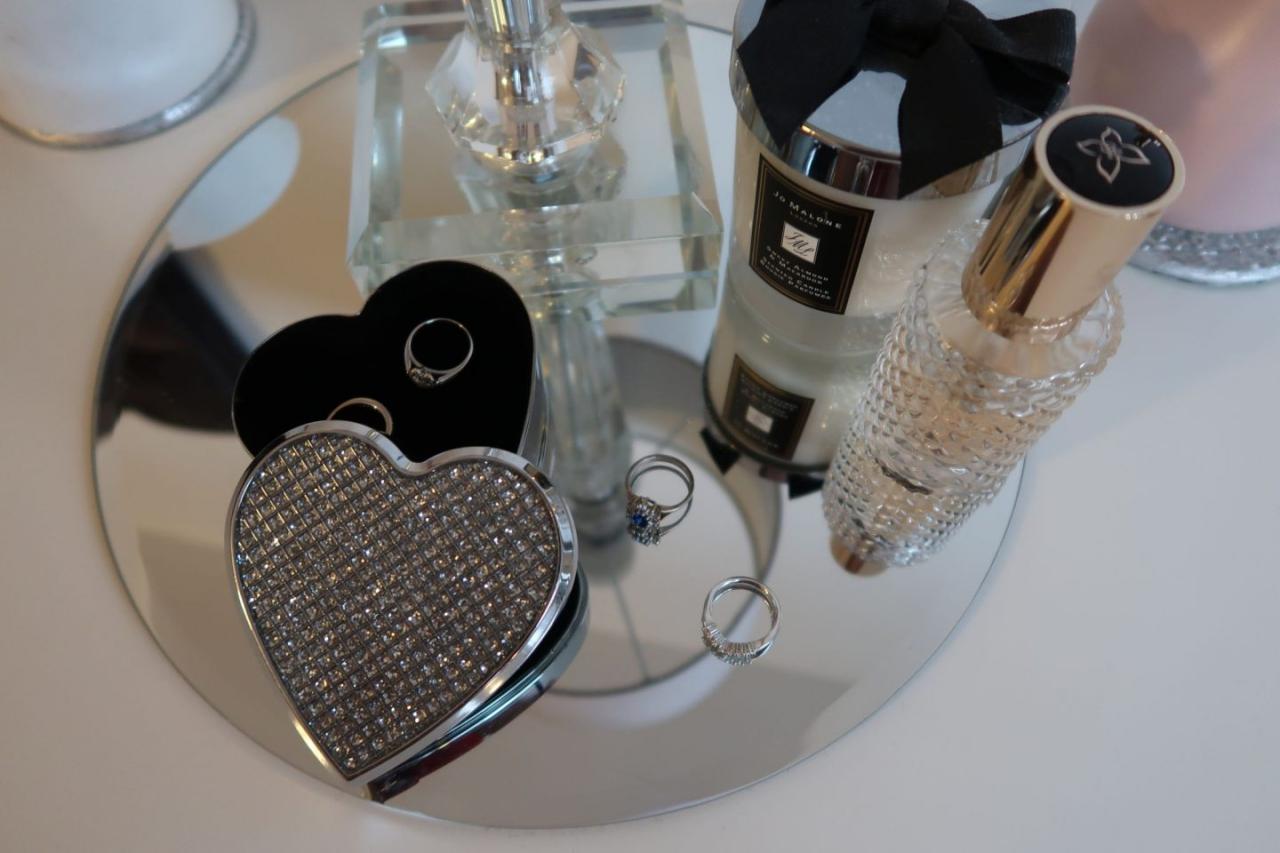 The Ultimate Guide to Buying a Women's Wedding Band - The Bradford Exchange